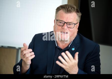 05. September 2023, Niedersachsen, Dötlingen: Thomas Schröder, Präsident des Deutschen Tierschutzverbandes, spricht auf einer Pressekonferenz. Anlass ist die Hauptversammlung der Niedersächsischen Geflügelindustrie (NGW). Die NGW mit Sitz in Oldenburg vertritt nach eigenen Angaben 1600 Mitglieder. In Niedersachsen wird das meiste Geflügel im bundesweiten Vergleich gehalten. Foto: Sina Schuldt/dpa Stockfoto