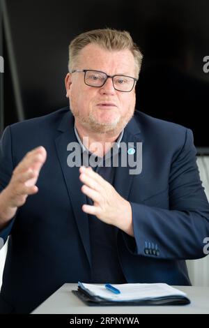 05. September 2023, Niedersachsen, Dötlingen: Thomas Schröder, Präsident des Deutschen Tierschutzverbandes, spricht auf einer Pressekonferenz. Anlass ist die Hauptversammlung der Niedersächsischen Geflügelindustrie (NGW). Die NGW mit Sitz in Oldenburg vertritt nach eigenen Angaben 1600 Mitglieder. In Niedersachsen wird das meiste Geflügel im bundesweiten Vergleich gehalten. Foto: Sina Schuldt/dpa Stockfoto