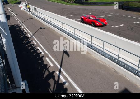 Red 1960s Lola T70 auf der Rennstrecke von Goodwood, Chichester, West Sussex, Großbritannien Stockfoto