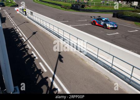 Martini Porsche 911 GT3 auf der Rennstrecke von Goodwood, Chichester, West Sussex, Großbritannien Stockfoto