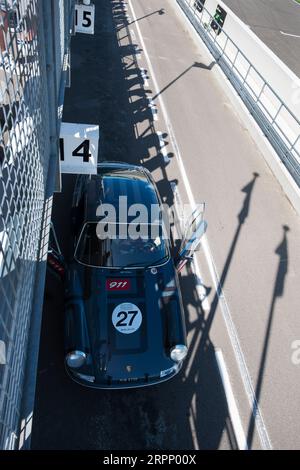 Grau 1965 Porsche 911 Sportwagen in der Boxengasse bei einem Testtag für Revival auf der Goodwood Motor Racing Circuit, Chichester, West Sussex, UK Stockfoto