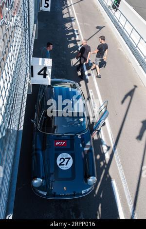 Grau 1965 Porsche 911 Sportwagen in der Boxengasse bei einem Testtag für Revival auf der Goodwood Motor Racing Circuit, Chichester, West Sussex, UK Stockfoto