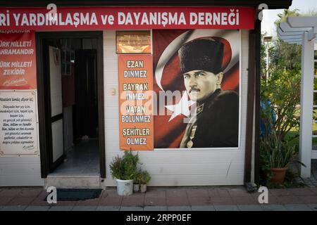 Ein Porträt von Mustafa Kemal Atatürk, der in einem Büro in Fethiye, Türkei, hängt. Atatürk (ca. 1881–1938) war ein türkischer Feldmarschall, revolutionärer Staatsmann, Autor und Gründervater der Republik Türkei und diente von 1923 bis zu seinem Tod 1938 als erster Präsident. Er unternahm weitreichende progressive Reformen, die die Türkei zu einer säkularen, industrialisierten Nation modernisierten. Stockfoto