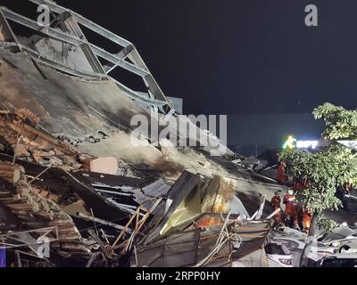 Bilder des Jahres 2020, News 03 März News Themen der Woche KW10 News Bilder des Tages 200307 -- QUANZHOU, 7. März 2020 Xinhua -- Foto aufgenommen am 7. März 2020 zeigt Rettungseinsätze am Unfallort eines Hotels in Quanzhou, Provinz Fujian im Südosten Chinas. Das Xinjia Hotel im Bezirk Licheng der Stadt Quanzhou brach gegen 19:15 Uhr zusammen. Laut einem vorläufigen Bericht wurden etwa 70 Menschen gefangen gehalten. Mehr als 700 Rettungskräfte wurden zum Tatort geschickt, und 38 Menschen wurden seit 23:16 Uhr gerettet Quellen der Stadtverwaltung sagten, dass das Hotel zum Quaren benutzt wurde Stockfoto