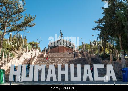 Humahuaca, Argentinien: 8. Juni 2023: Denkmal für Helden der Unabhängigkeit in der touristischen Stadt Humahuaca in der argentinischen Provinz Jujuy, am Juni Stockfoto