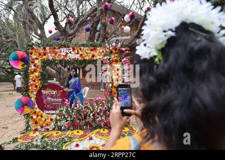 200308 -- DHAKA, 8. März 2020 Xinhua -- Studenten machen Fotos mit einem Blumenrahmen während eines Blumenfestivals auf dem Campus der Dhaka Universität in Dhaka, Bangladesch, am 8. März 2020. Die Studenten der Fakultät für Bildende Künste an der Dhaka-Universität in Bangladesch veranstalteten am Sonntag ein Blumenfestival, um den Internationalen Frauentag zu feiern. STR/Xinhua BANGLADESH-DHAKA-WOMEN S DAY-FLOWER FESTIVAL PUBLICATIONxNOTxINxCHN Stockfoto