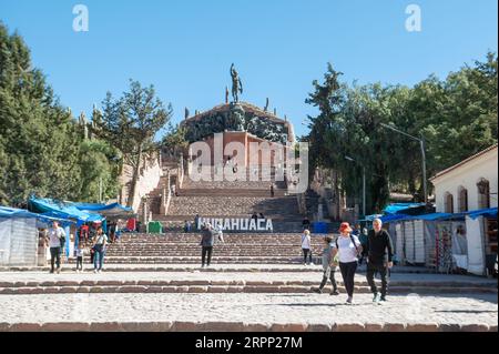 Humahuaca, Argentinien: 8. Juni 2023: Denkmal für Helden der Unabhängigkeit in der touristischen Stadt Humahuaca in der argentinischen Provinz Jujuy, am Juni Stockfoto