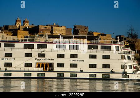 Kreuzfahrtschiffe, die am Nil in Kairo, Ägypten, ankern Stockfoto