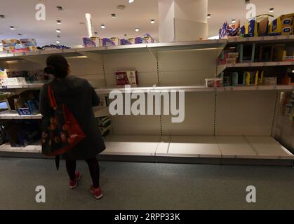 200309 -- FRANKFURT, 9. März 2020 -- Eine Frau geht an leeren Regalen in einem Supermarkt in Frankfurt, 9. März 2020 vorbei. Es wurden keine Todesfälle verzeichnet, obwohl Deutschland 1.112 bestätigte COVID-19-Fälle am Montag, 0700 Uhr (GMT) gemeldet hat, so die Seuchenbekämpfungsbehörde des Landes. DEUTSCHLAND-FRANKFURT-COVID-19-RISING LuxYang PUBLICATIONxNOTxINxCHN Stockfoto