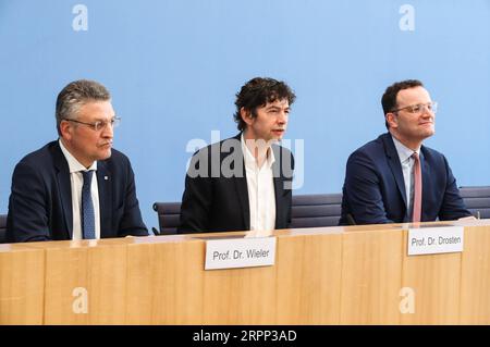 200309 -- BERLIN, 9. März 2020 -- Bundesgesundheitsminister Jens Spahn R, Direktor des Instituts für Virologie an der Charite Berlin Christian Drosten C und RKI-Präsident Lothar Wieler des Robert Koch Instituts nahmen an einer Pressekonferenz Teil, die die COVID-19-Situation in Deutschland in Berlin, der Hauptstadt Deutschlands, am 9. März 2020 unterrichtete. Es wurden keine Todesfälle verzeichnet, obwohl Deutschland 1.112 bestätigte COVID-19-Fälle am Montag, 0700 Uhr (GMT) gemeldet hat, so die Seuchenbekämpfungsbehörde des Landes. DEUTSCHLAND-BERLIN-COVID-19-SITUATION ShanxYuqi PUBLICATIONxNOTxINxCHN Stockfoto