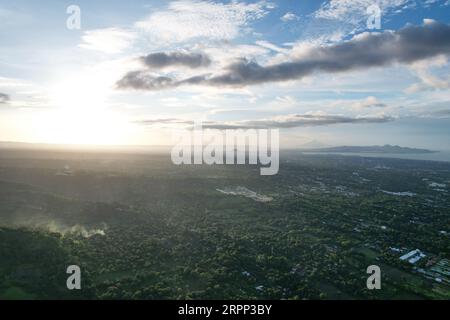 Sonnenuntergang über Nicaragua Managua Stadt mit Berg und See Hintergrund aus der Luft Stockfoto