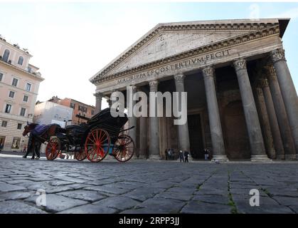 News Bilder des Tages 200310 -- ROM, 10. März 2020 -- ein leerer Kutschenpark vor dem Pantheon in Rom, Italien, 9. März 2020. Die Maßnahmen zur Eindämmung der Ausbreitung des neuartigen Coronavirus werden in den nächsten Stunden auf das gesamte Land ausgedehnt, teilte der italienische Premierminister Giuseppe Conte am späten Montag mit. Foto von Alberto Lingria/Xinhua ITALIEN-ROM-CORONAVIRUS-CONTAINMENT MEASURES ChengxTingting PUBLICATIONxNOTxINxCHN Stockfoto