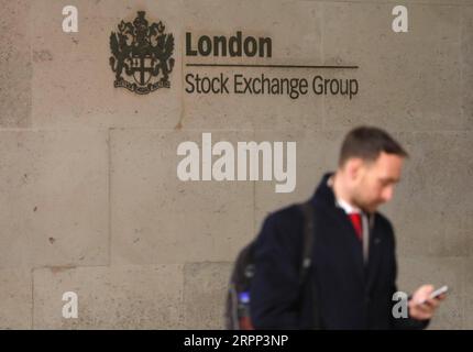 200310 -- PEKING, 10. März 2020 -- Ein Mann steht am 9. März 2020 vor der Londoner Börse in London, Großbritannien. ZU DEN XINHUA-SCHLAGZEILEN VOM 10. MÄRZ 2020. Foto von /Xinhua GLOBAL EQUITY MARKETS-OIL CRASH-VIRUS BEFÜRCHTET TimxIreland PUBLICATIONxNOTxINxCHN Stockfoto