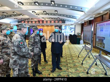 News Bilder des Tages 200310 -- WUHAN, 10. März 2020 -- der chinesische Präsident Xi Jinping, ebenfalls Generalsekretär des Zentralkomitees der Kommunistischen Partei Chinas und Vorsitzender der Zentralen Militärkommission, erfährt von den Operationen des Krankenhauses, der Behandlung von Patienten, Schutz für medizinische Fachkräfte und wissenschaftliche Forschung am Huoshenshan Krankenhaus in Wuhan, zentralchinesische Provinz Hubei, 10. März 2020. XI Jinping traf am Dienstag in Wuhan, dem Epizentrum des COVID-19-Ausbruchs, ein, um die Seuchenpräventions- und -Kontrollarbeiten in der Provinz Hubei und ihrer Hauptstadt Wuhan zu inspizieren. Stockfoto