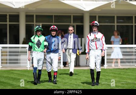 Jockeys William Carson (links), Tom Queally (links) und Rossa Ryan (rechts) vor William Hill halten Ihr Raceday-Rennen mit positivem Handicap auf der Goodwood Racecourse in Chichester. Bilddatum: Dienstag, 5. September 2023. Stockfoto