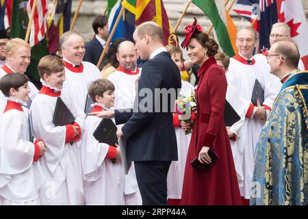 200310 -- LONDON, 10. März 2020 -- der britische Prinz William, Duke of Cambridge, und seine Frau Catherine, Herzogin von Cambridge, verlassen die Westminster Abbey, nachdem sie den jährlichen Commonwealth Service am Commonwealth Day in London, Großbritannien, am 9. März 2020 besucht haben. Foto von Ray Tang/Xinhua BRITISH-LONDON-COMMONWEALTH SERVICE- WESTMINSTER ABBEY HanxYan PUBLICATIONxNOTxINxCHN Stockfoto