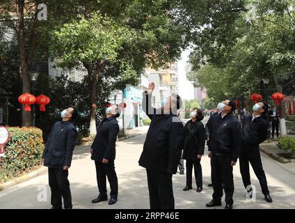 News Bilder des Tages 200310 -- WUHAN, 10. März 2020 -- der chinesische Präsident Xi Jinping, auch Generalsekretär des Zentralkomitees der Kommunistischen Partei Chinas und Vorsitzender der Zentralen Militärkommission, winkt zu den Bewohnern, die zu Hause unter Quarantäne gestellt werden, und sendet ihre Grußworte an eine Gemeinde in Wuhan, der zentralchinesischen Provinz Hubei, am 10. März 2020. XI führte am Dienstag eine Inspektion der Epidemieprävention und -Kontrolle in Wuhan durch. CHINA-WUHAN-XI JINPING-COVID-19-EPIDEMIE-PRÄVENTION UND KONTROLLINSPEKTION CN JUXPENG PUBLICATIONXNOTXINXCHN Stockfoto