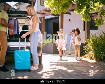 Familie Lädt Auto Und Sagt Abschied Nach Dem Besuch Bei Großeltern Stockfoto