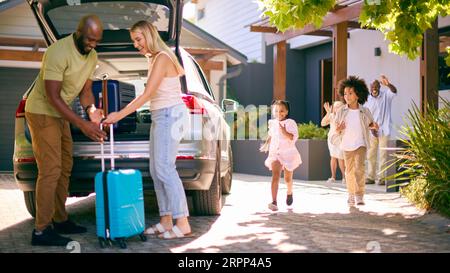 Familie Lädt Auto Und Sagt Abschied Nach Dem Besuch Bei Großeltern Stockfoto