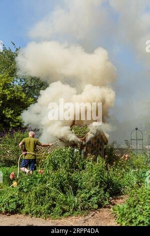 St James's Park, London, Großbritannien. September 2023. Das Personal von St. James's Park versucht, im Bug Hotel auf dem Gelände von Duck Island Cottage, St James's Park, London, ein Feuer zu löschen. Eine Frau wurde zur Befragung aufgenommen, nachdem sie verdächtigt wurde, das Feuer absichtlich zu entzünden. Foto von Amanda Rose/Alamy Live News Stockfoto