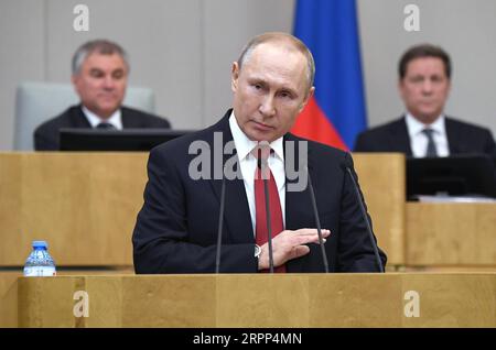 200310 -- MOSKAU, 10. März 2020 -- der russische Präsident Wladimir Putin spricht die Gesetzgeber während einer Sitzung der Staatsduma, dem Unterhaus des russischen parlaments, in Moskau, Russland, am 10. März 2020. Der russische Präsident Wladimir Putin sagte am Dienstag, dass er am Präsidentschaftsrennen 2024 teilnehmen könne, wenn das Verfassungsgericht des Landes dies genehmigt. Sputnik/Handout über Xinhua RUSSLAND-MOSKAU-PUTIN BaixXueqi PUBLICATIONxNOTxINxCHN Stockfoto