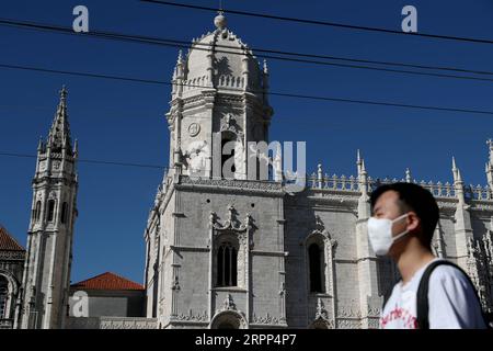 200310 -- LISSABON, 10. März 2020 -- Ein Mann mit Maske geht am 10. März 2020 am Kloster Jeronimos in Lissabon, Portugal vorbei. Der portugiesische Premierminister Antonio Costa sagte am Dienstag, dass das portugiesische Volk auf das schlimmste COVID-19-Szenario vorbereitet sein müsse. Am Dienstagmorgen wurden in Portugal 41 bestätigte Coronavirus-Fälle gemeldet. Foto: /Xinhua PORTUGAL-LISSABON-COVID-19 PedroxFiuza PUBLICATIONxNOTxINxCHN Stockfoto