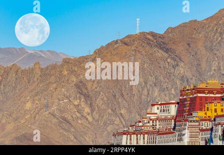 200311 -- PEKING, 11. März 2020 -- Ein Supermond ist in Lhasa, Südwestchinas autonomer Region Tibet, 10. März 2020 abgebildet. XINHUA FOTOS DES TAGES SunxFei PUBLICATIONxNOTxINxCHN Stockfoto