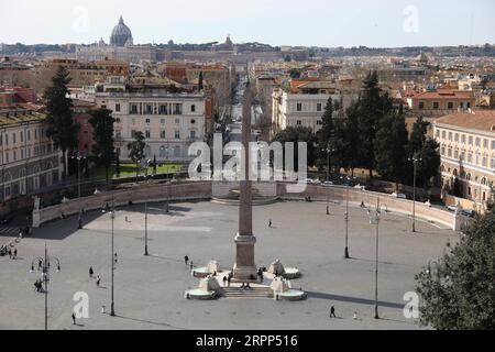 200311 -- PEKING, 11. März 2020 -- Foto aufgenommen am 10. März 2020 zeigt einen Blick auf die Piazza del Popolo in Rom, Italien, am ersten Tag der Abriegelung des Landes. XINHUA FOTOS DES TAGES ChengxTingting PUBLICATIONxNOTxINxCHN Stockfoto