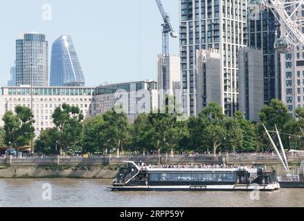 Westminster, London. September 2023. Bei Temperaturen von 28 °C regen Sonnenschein und eine leichte Brise Touristen dazu an, zu wandern und sogar eine Fahrt mit den Flussbooten Bridget Catterall AlamyLiveNews zu Unternehmen. Stockfoto