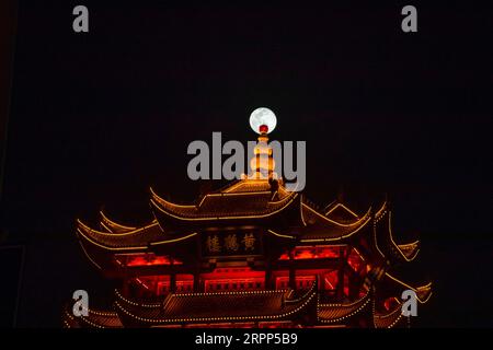 200311 -- WUHAN, 11. März 2020 -- der Mond erhebt sich hinter dem Gelben Kranichturm oder Huanghelou, einem Wahrzeichen der Stadt Wuhan, zentralchinesische Provinz Hubei, 10. März 2020. CHINA-WUHAN-MOONCN ShenxBohan PUBLICATIONxNOTxINxCHN Stockfoto