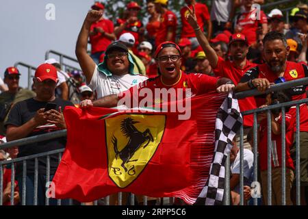 Monza, Italien. September 2023. Tifosi während des F1 Grand Prix von Italien im Autodromo Nazionale Monza am 3. September 2023 in Monza, Italien. (Bild: © Beata Zawrzel/ZUMA Press Wire) NUR REDAKTIONELLE VERWENDUNG! Nicht für kommerzielle ZWECKE! Stockfoto