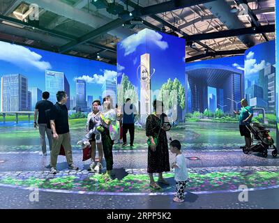 Peking, China. September 2023. Besucher erleben eine Virtual-Reality-Stadt während der China International Fair for Trade in Services (CIFTIS) 2023 im Shougang Park in Peking, der Hauptstadt Chinas, 5. September 2023. Quelle: Lu Zhe/Xinhua/Alamy Live News Stockfoto