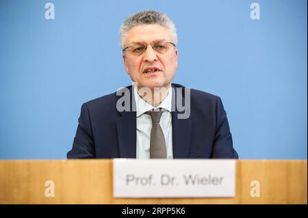 200311 -- BERLIN, 11. März 2020 -- Robert Koch-Institut RKI-Präsident Lothar Wieler nimmt am 11. März 2020 an einer Pressekonferenz zur COVID-19-Situation in Deutschland in Berlin, der Hauptstadt Deutschlands, Teil. Bundeskanzlerin Angela Merkel sagte auf einer Pressekonferenz am Mittwoch, dass drastische Schritte erforderlich seien, um die Verbreitung des neuartigen Coronavirus zu verlangsamen. DEUTSCHLAND-BERLIN-COVID-19-PRESSEKONFERENZ ShanxYuqi PUBLICATIONxNOTxINxCHN Stockfoto