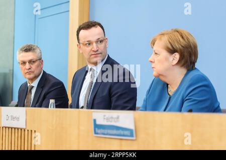 200311 -- BERLIN, 11. März 2020 -- Bundeskanzlerin Angela Merkel R, Bundesgesundheitsminister Jens Spahn C und RKI-Präsident Lothar Wieler des Robert Koch Instituts nehmen am 11. März 2020 an einer Pressekonferenz zur COVID-19-Situation in Deutschland in Berlin, der Hauptstadt Deutschlands, Teil. Bundeskanzlerin Angela Merkel sagte auf einer Pressekonferenz am Mittwoch, dass drastische Schritte erforderlich seien, um die Verbreitung des neuartigen Coronavirus zu verlangsamen. DEUTSCHLAND-BERLIN-COVID-19-PRESSEKONFERENZ ShanxYuqi PUBLICATIONxNOTxINxCHN Stockfoto