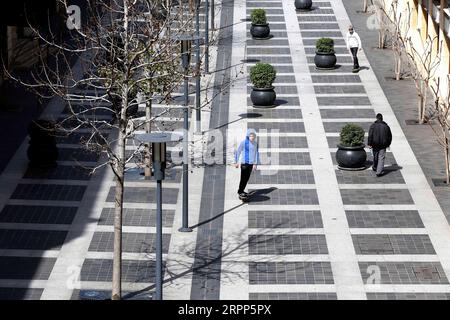 200311 -- BEIRUT, 11. März 2020 -- Junge Leute spielen Skateboard in der Innenstadt von Beirut, Libanon, 11. März 2020. Das libanesische Gesundheitsministerium bestätigte am Mittwoch, dass die Zahl der COVID-19-Fälle im Libanon auf 61 gestiegen ist und ein zweiter Todesfall durch das Virus registriert wurde. Foto von Bilal Jawich/Xinhua LEBANON-BEIRUT-DAILY LIFE-COVID-19 LixLiangyong PUBLICATIONxNOTxINxCHN Stockfoto