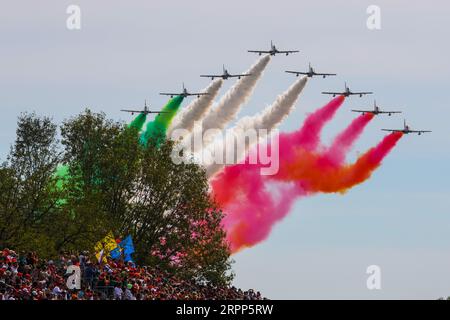 Monza, Italien. September 2023. Le Frecce Tricolori macht die italienischen Farben mit Rauch vor dem Start des F1 Grand Prix von Italien im Autodromo Nazionale Monza am 3. September 2023 in Monza, Italien. (Bild: © Beata Zawrzel/ZUMA Press Wire) NUR REDAKTIONELLE VERWENDUNG! Nicht für kommerzielle ZWECKE! Stockfoto