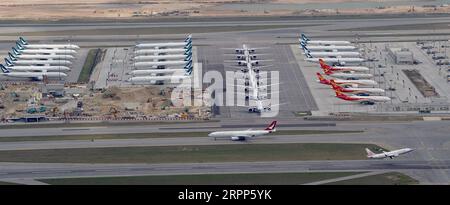 200311 -- HONG KONG, 11. März 2020 Xinhua -- viele Flugzeuge werden am Hong Kong International Airport, wegen der Verringerung der Flüge während des COVID-19-Ausbruchs, in Hong Kong, Südchina, 10. März 2020 gesehen. Die Gesamtzahl der bestätigten COVID-19-Fälle in Hongkong ist auf 126 gestiegen, sagte das Zentrum für Gesundheitsschutz in Hongkong am Mittwochnachmittag. Xinhua/Lui Siu Wai CHINA-HONG KONG-COVID-19-DAILY LIFE CN PUBLICATIONxNOTxINxCHN Stockfoto