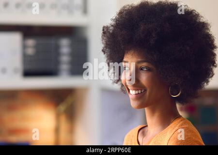 Nahaufnahme Porträt Einer Jungen Lächelnden Geschäftsfrau Am Schreibtisch Im Modernen Büro Stockfoto