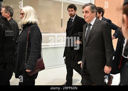 200311 -- PARIS, 11. März 2020 Xinhua -- das Foto zeigt den ehemaligen französischen Premierminister Francois Fillon und seine Frau Penelope Fillon, die am 24. Februar 2020 in einem Gerichtsgebäude in Paris ankamen. Die französische Staatsanwaltschaft beantragte am Dienstag ein vorbildliches Urteil gegen den ehemaligen Ministerpräsidenten Francois Fillon, dem vorgeworfen wurde, öffentliche Gelder unrechtmäßig verwendet zu haben, indem er eine Scheinbeschäftigung für seine Frau geschaffen hatte. Foto von Jack Chan/Xinhua FRANCE-PARIS-FILLON-TRIAL PUBLICATIONxNOTxINxCHN Stockfoto