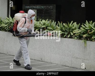 200311 -- HONG KONG, 11. März 2020 -- Ein Mitarbeiter führt Desinfektion in einer Gemeinde in Hung Hom von Hong Kong, Südchina, 11. März 2020. Die Gesamtzahl der bestätigten COVID-19-Fälle in Hongkong ist auf 126 gestiegen, sagte das Zentrum für Gesundheitsschutz in Hongkong am Mittwochnachmittag. CHINA-HONGKONG-COVID-19-DAILY LIFE CN WANGXSHEN PUBLICATIONXNOTXINXCHN Stockfoto