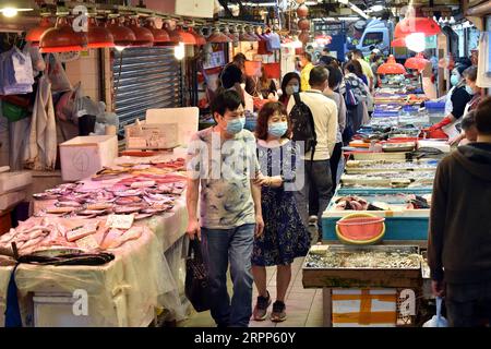 200311 -- HONGKONG, 11. März 2020 Xinhua -- Bürger werden auf einem Fischmarkt in Hongkong, Südchina, 9. März 2020 gesehen. Die Gesamtzahl der bestätigten COVID-19-Fälle in Hongkong ist auf 126 gestiegen, sagte das Zentrum für Gesundheitsschutz in Hongkong am Mittwochnachmittag. Xinhua/Lo Ping Fai CHINA-HONG KONG-COVID-19-DAILY LIFE CN PUBLICATIONxNOTxINxCHN Stockfoto