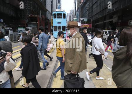 200311 -- HONG KONG, 11. März 2020 -- im Central Area in Hong Kong, Südchina, 28. Februar 2020 werden Menschen mit Masken gesehen. Die Gesamtzahl der bestätigten COVID-19-Fälle in Hongkong ist auf 126 gestiegen, sagte das Zentrum für Gesundheitsschutz in Hongkong am Mittwochnachmittag. CHINA-HONGKONG-COVID-19-DAILY LIFE CN WANGXSHEN PUBLICATIONXNOTXINXCHN Stockfoto