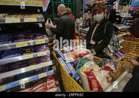 200312 -- BEIRUT, 12. März 2020 Xinhua -- die Einheimischen wählen Waren in einem Supermarkt in Beirut, Hauptstadt des Libanon, 11. März 2020. Das libanesische Gesundheitsministerium bestätigte am Mittwoch, dass die Zahl der COVID-19-Fälle auf 61 gestiegen sei und ein zweiter Todesfall durch das Virus registriert worden sei. Mit der Ausbreitung von COVID-19 im Libanon begannen Libanesen, sich schnell Lebensmittel und andere tägliche Vorräte zu kaufen. Foto von Bilal Jawich/Xinhua LEBANON-BEIRUT-COVID-19-DAILY SUPPLIES PUBLICATIONxNOTxINxCHN Stockfoto