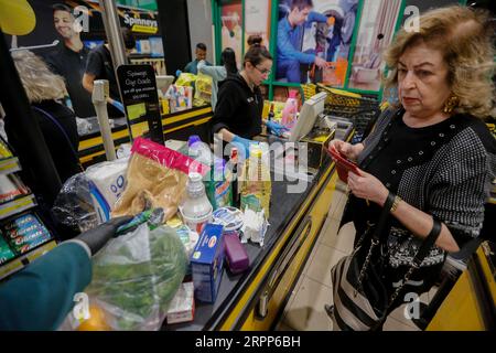 200312 -- BEIRUT, 12. März 2020 Xinhua -- Eine Frau wartet auf die Bezahlung der Waren in einem Supermarkt in Beirut, Hauptstadt des Libanon, 11. März 2020. Das libanesische Gesundheitsministerium bestätigte am Mittwoch, dass die Zahl der COVID-19-Fälle auf 61 gestiegen sei und ein zweiter Todesfall durch das Virus registriert worden sei. Mit der Ausbreitung von COVID-19 im Libanon begannen Libanesen, sich schnell Lebensmittel und andere tägliche Vorräte zu kaufen. Foto von Bilal Jawich/Xinhua LEBANON-BEIRUT-COVID-19-DAILY SUPPLIES PUBLICATIONxNOTxINxCHN Stockfoto