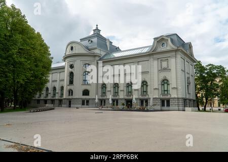 Das Lettische Nationalmuseum für Kunst, dessen Architektur einen klassischen Barockstil zeigt und ein architektonisches Denkmal ist, das das c darstellt Stockfoto