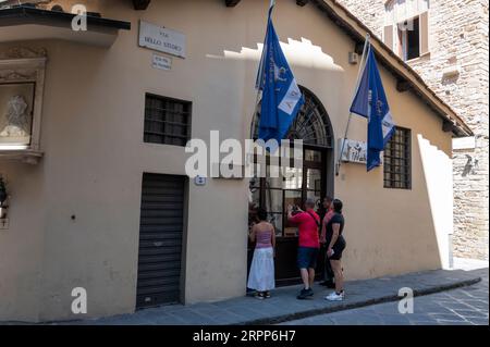 Eine kleine geführte Gruppe von Touristen schaut durch die Fenster der La Bottega del Opera Di Santa Maria del Fiore (die Werkstatt oder das Studio von der Opera of S Stockfoto