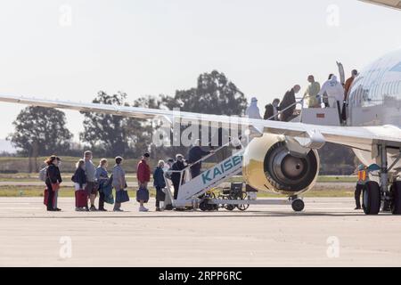 200312 -- SAN FRANCISCO, 12. März 2020 -- die Leute stiegen von der Grand Princess Kreuzfahrtlinie aus, um an Bord eines Flugzeugs zu gehen, das zu ausgewiesenen Check- und Quarantäneplätzen führt, am Oakland International Airport in Oakland, Kalifornien, USA, 11. März 2020. Die Beförderung von Passagieren, die von der Coronavirus-geplagten Grand Princess ausgestiegen sind, wurde seit dem Anlegen des Kreuzfahrtschiffs im Hafen von Oakland im Bundesstaat Kalifornien durchgeführt. Foto von /Xinhua U.S.-OAKLAND-GRAND PRINCESS-CRUISE SHIP-COVID-19 LixJianguo PUBLICATIONxNOTxINxCHN Stockfoto