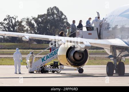 200312 -- SAN FRANCISCO, 12. März 2020 -- die Leute stiegen von der Grand Princess Kreuzfahrtlinie aus, um an Bord eines Flugzeugs zu gehen, das zu ausgewiesenen Check- und Quarantäneplätzen führt, am Oakland International Airport in Oakland, Kalifornien, USA, 11. März 2020. Die Beförderung von Passagieren, die von der Coronavirus-geplagten Grand Princess ausgestiegen sind, wurde seit dem Anlegen des Kreuzfahrtschiffs im Hafen von Oakland im Bundesstaat Kalifornien durchgeführt. Foto von /Xinhua U.S.-OAKLAND-GRAND PRINCESS-CRUISE SHIP-COVID-19 LixJianguo PUBLICATIONxNOTxINxCHN Stockfoto