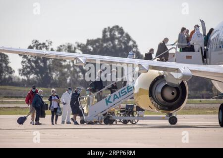 200312 -- SAN FRANCISCO, 12. März 2020 -- die Leute stiegen von der Grand Princess Kreuzfahrtlinie aus, um an Bord eines Flugzeugs zu gehen, das zu ausgewiesenen Check- und Quarantäneplätzen führt, am Oakland International Airport in Oakland, Kalifornien, USA, 11. März 2020. Die Beförderung von Passagieren, die von der Coronavirus-geplagten Grand Princess ausgestiegen sind, wurde seit dem Anlegen des Kreuzfahrtschiffs im Hafen von Oakland im Bundesstaat Kalifornien durchgeführt. Foto von /Xinhua U.S.-OAKLAND-GRAND PRINCESS-CRUISE SHIP-COVID-19 LixJianguo PUBLICATIONxNOTxINxCHN Stockfoto