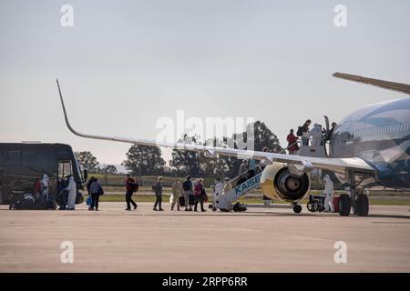 200312 -- SAN FRANCISCO, 12. März 2020 -- die Leute stiegen von der Grand Princess Kreuzfahrtlinie aus, um an Bord eines Flugzeugs zu gehen, das zu ausgewiesenen Check- und Quarantäneplätzen führt, am Oakland International Airport in Oakland, Kalifornien, USA, 11. März 2020. Die Beförderung von Passagieren, die von der Coronavirus-geplagten Grand Princess ausgestiegen sind, wurde seit dem Anlegen des Kreuzfahrtschiffs im Hafen von Oakland im Bundesstaat Kalifornien durchgeführt. Foto von /Xinhua U.S.-OAKLAND-GRAND PRINCESS-CRUISE SHIP-COVID-19 LixJianguo PUBLICATIONxNOTxINxCHN Stockfoto
